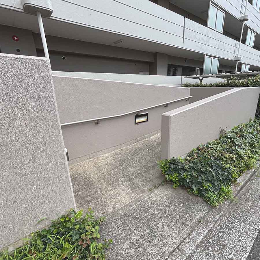 さくらパーク大久保のスロープ。ゆるやかな傾斜のスロープがあるので車椅子を利用している人にも足腰の弱っている高齢者にも入りやすいです